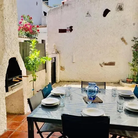 Maison Dans Charmante Avec Grande Piscine Commune, Ferienhaus Roses