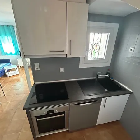 Maison Dans Charmante Avec Grande Piscine Commune, *