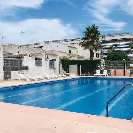 Maison Dans Charmante Avec Grande Piscine Commune,