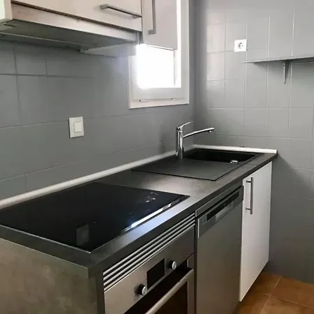 Maison Dans Charmante Avec Grande Piscine Commune, Feriehus
