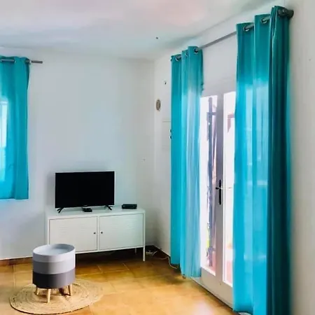 Maison Dans Charmante Avec Grande Piscine Commune, Holiday home *