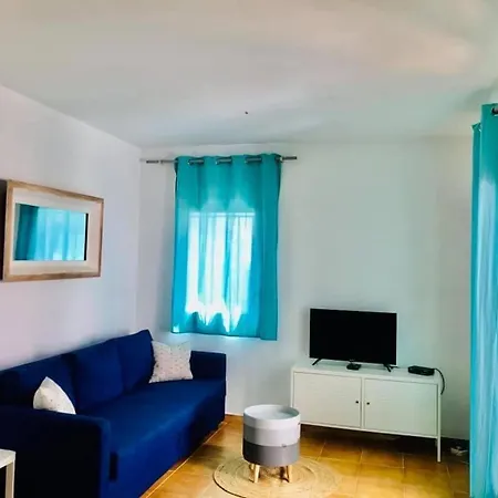 Maison Dans Charmante Avec Grande Piscine Commune, Feriehus *