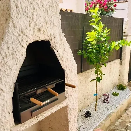 Maison Dans Charmante Avec Grande Piscine Commune, Feriehus *