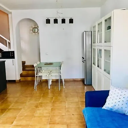 Maison Dans Charmante Avec Grande Piscine Commune, * Roses
