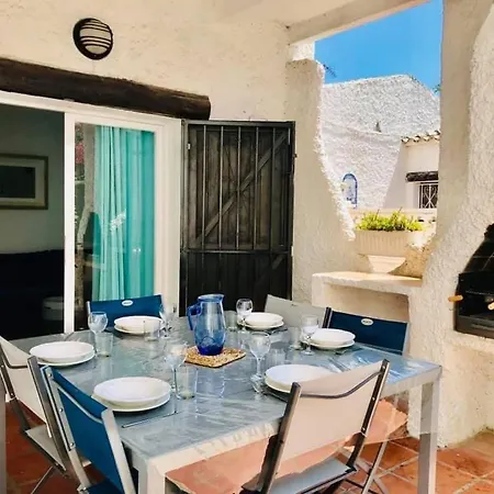 Maison Dans Charmante Avec Grande Piscine Commune, Holiday home