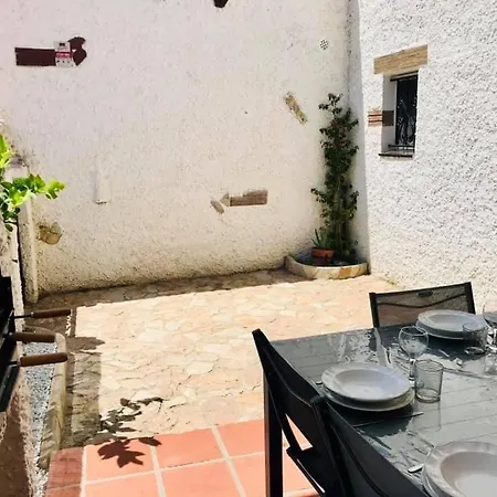 Feriehus Maison Dans Charmante Avec Grande Piscine Commune, Roses