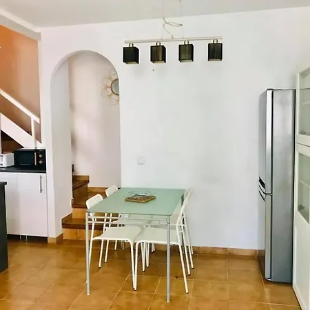 Maison Dans Charmante Avec Grande Piscine Commune,