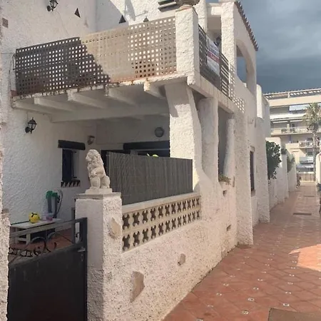 Maison Dans Charmante Avec Grande Piscine Commune, Feriehus Roses
