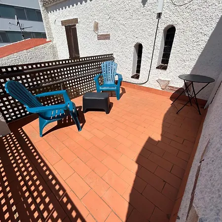 Maison Dans Charmante Avec Grande Piscine Commune,