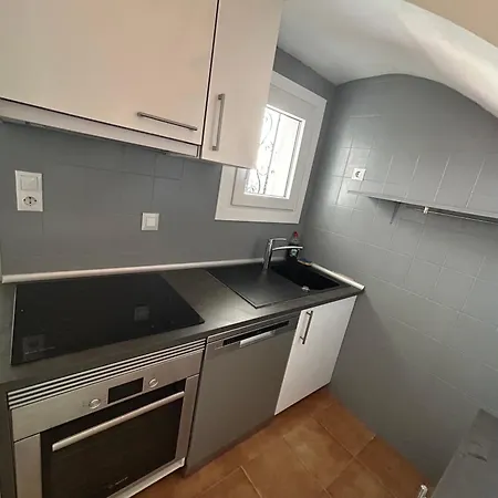 Maison Dans Charmante Avec Grande Piscine Commune, *