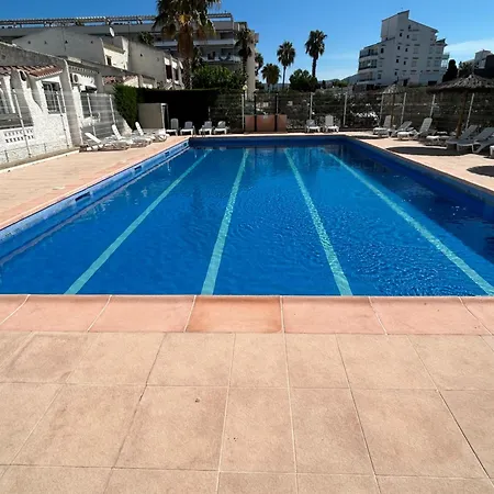 Maison Dans Charmante Avec Grande Piscine Commune, * Roses