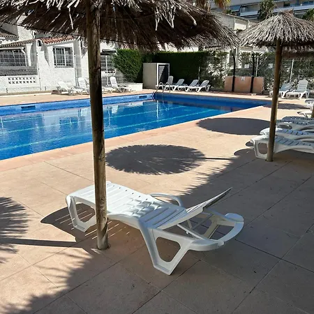Maison Dans Charmante Avec Grande Piscine Commune, Roses