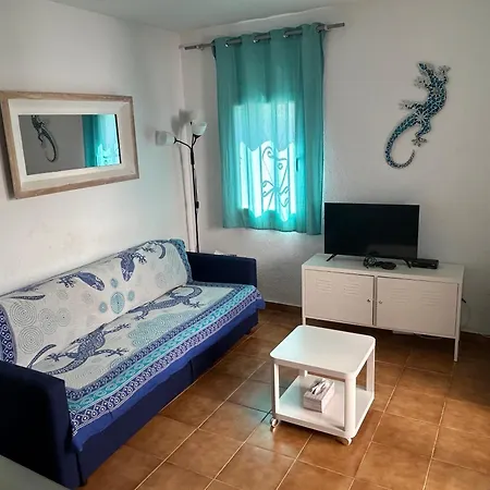 Maison Dans Charmante Avec Grande Piscine Commune, Holiday home